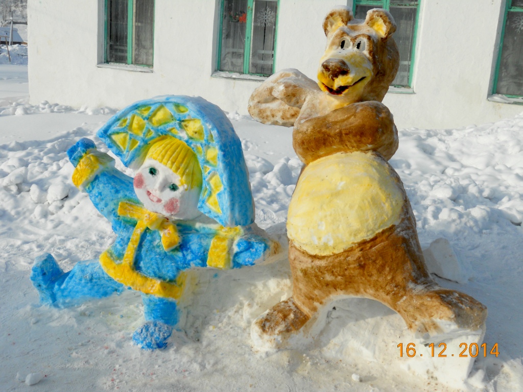 Волшебные фигуры Маши и Медведя на фоне ледяного мира